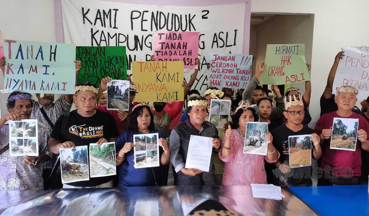 PENDUDUK tiga Kampung Orang Asli membantah aktiviti pembalakan di jajaran Bukit Galla yang menjejaskan sumber air mereka. FOTO Ahmad Hasbi
