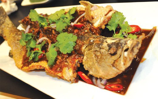 MASAKAN ikan siakap dengan sos istimewa dari Restoran Sambal Chilli, diberi nama ‘Flying Fish’.