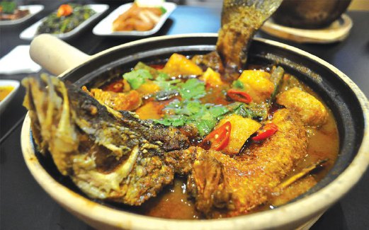 ASAM pedas ikan ala Nyonya di Restoran Sambal Chilli dihidangkan panas dalam mangkuk tembikar.
