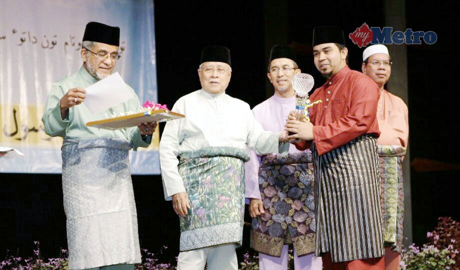 AHMAD Sani Araby (kanan) menerima anugerah Tokoh Maal Hijrah Peringkat Negeri Pulau Pinang. FOTO NSTP