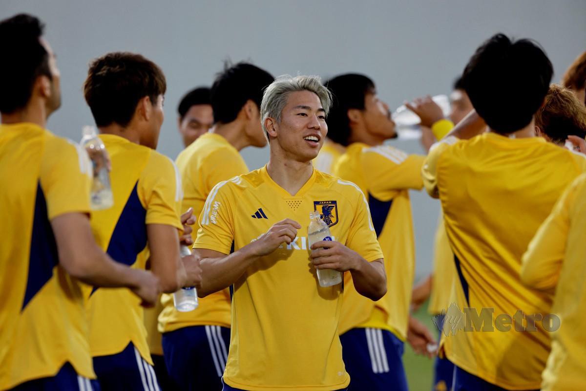 ASANO (tengah) pada sesi latihan Jepun. FOTO Reuters