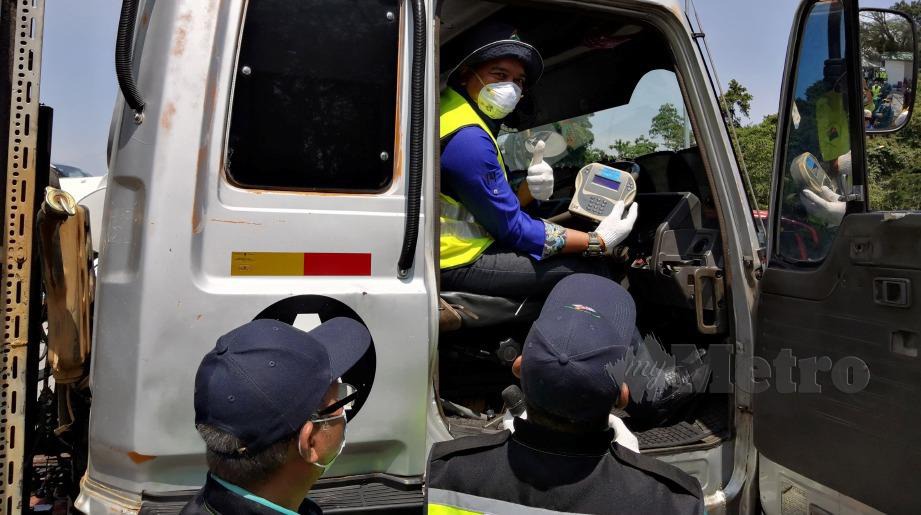 AHMAD Saidi melakukan ujian meter asap terhadap salah satu lori yang diperiksa ketika Ops Gerak Jabatan Alam Sekitar (JAS) Perak di Hentian Rawat dan Rehat (RNR) RTC Gopeng. FOTO BALQIS JAZIMAH ZAHARI