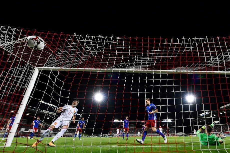 ASPAS (kiri) jaring gol keempat Sepanyol. -Foto AFP