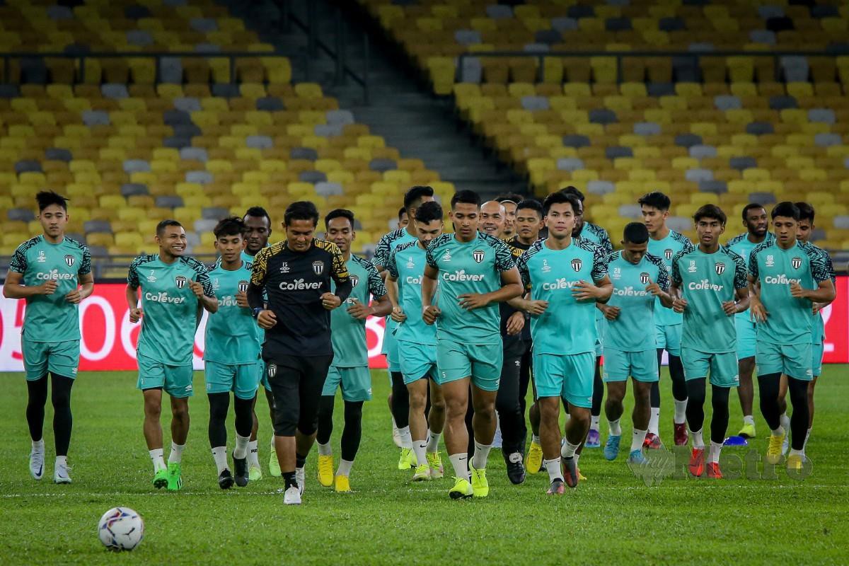 PASUKAN Terengganu FC menjalani sesi latihan rasmi menjelang perlawanan akhir Piala FA 2022 antara Johor Darul Ta'zim (JDT) menentang TFC di Stadium Nasional Bukit Jalil. FOTO Asyraf Hamzah