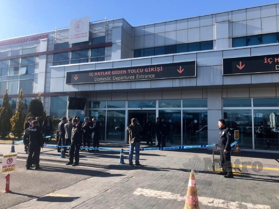 POLIS mengawal keselamatan di Lapangan Terbang Kayseri. -Foto EPA