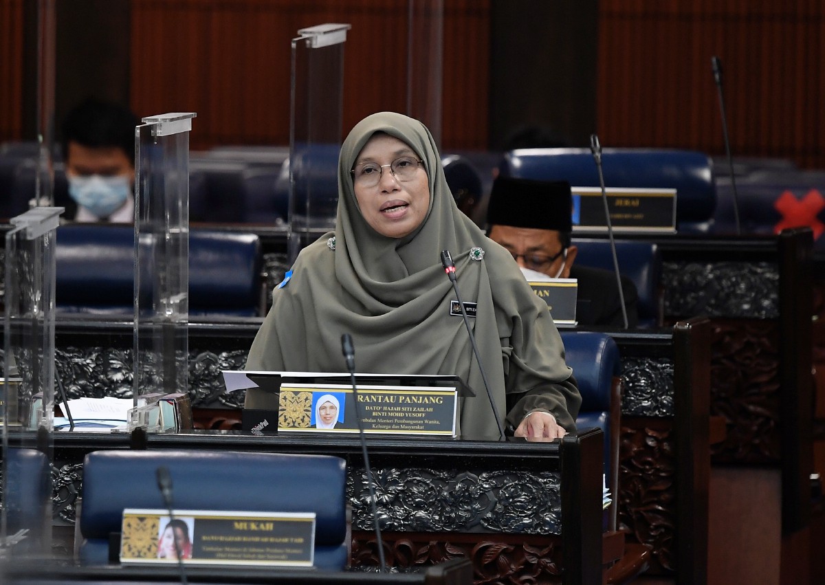 Siti Zailah Mohd Yusoff menjawab soalan pada sesi Pertanyaan-Pertanyaan bagi Jawab Lisan sempena Mesyuarat Khas Penggal Ketiga Parlimen Ke-14 di Parlimen hari ini. FOTO BERNAMA