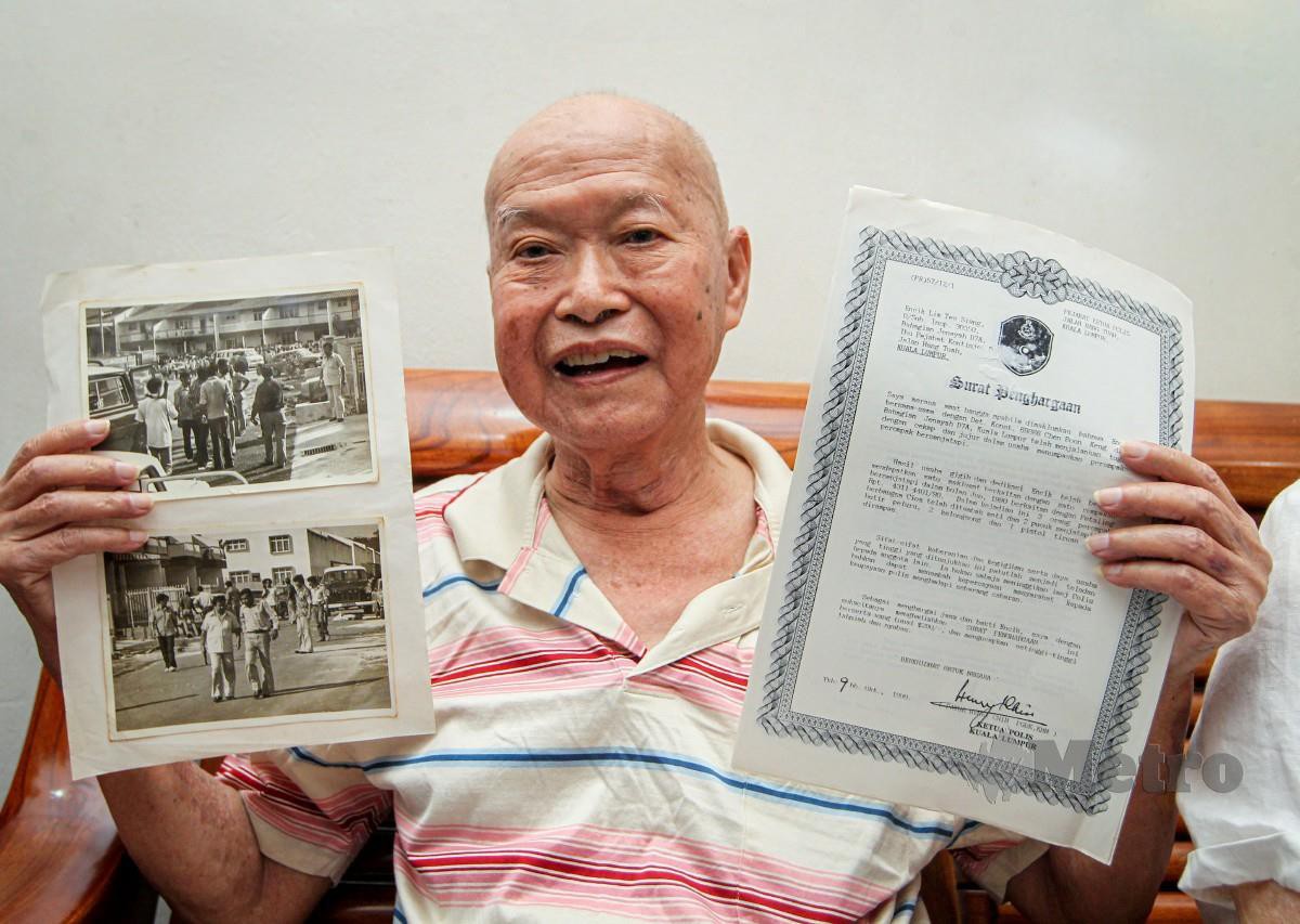 LIM Tee Siang berkongsi gambar surat penghargaan dan gambar lama miliknya ketika Razali Abu Samah membuat lawatan kebajikan ke rumah di Seri Serdang. FOTO AZIAH AZMEE