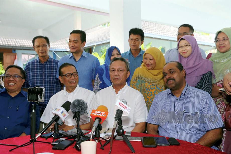 HASNI Mohammad (tengah)  ketika mengadakan sidang media selepas mengadakan mesyuarat dengan ADUN BN Johor berhubung perkembangan politik semasa di Pejabat UMNO Johor. FOTO ZAIN AHMED