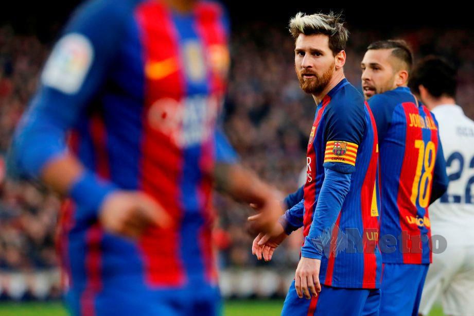 Lionel Messi (tengah) meluahkan hasrat untuk meninggalkan Barcelona. FOTO AFP