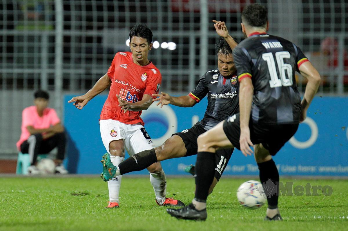 PEMAIN KL City, Zhafri Yahya (kiri) dihalang dua pemain Sarawak United FC pada aksi malam tadi. FOTO Aizuddin Saad