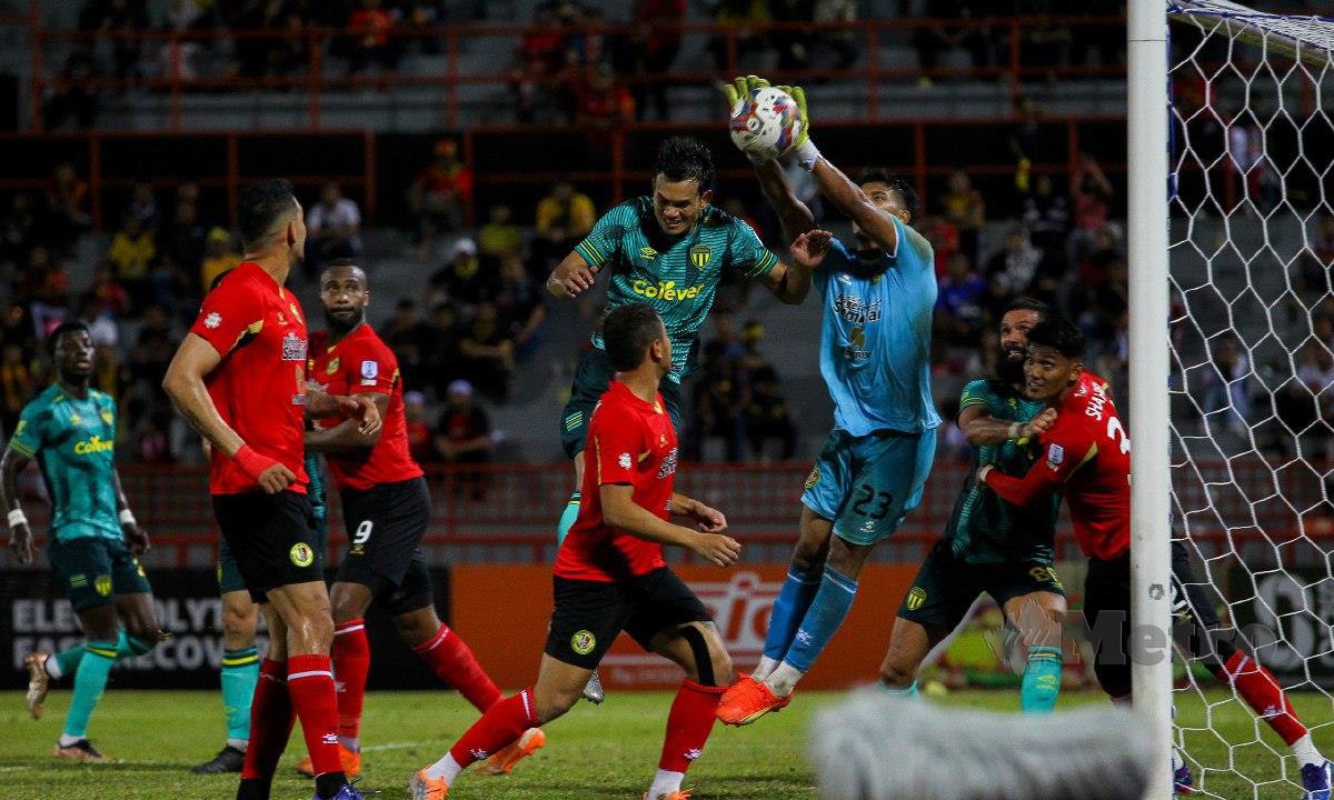 PENJAGA gol Negeri Sembilan, Sikh Izhan Nazrel Sikh Azman menyelamatkan pintu gol pada perlawanan Liga Super di antara Negeri Sembilan FC menentang Terengganu FC di Stadium Tuanku Abdul Rahman, Paroi. FOTO Azrul Edham