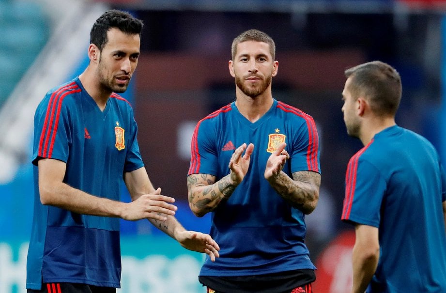 RAMOS (tengah) yakin kemampuan Hierro mampu pimpjn Sepanyol dengan baik. -Foto Reuters