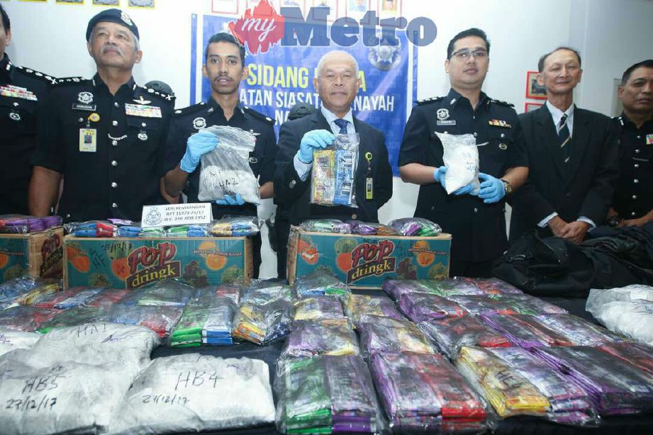 N Datuk Seri Mohmad Salleh menunjukkan dadah bernilai RM1.7 juta dirampas.