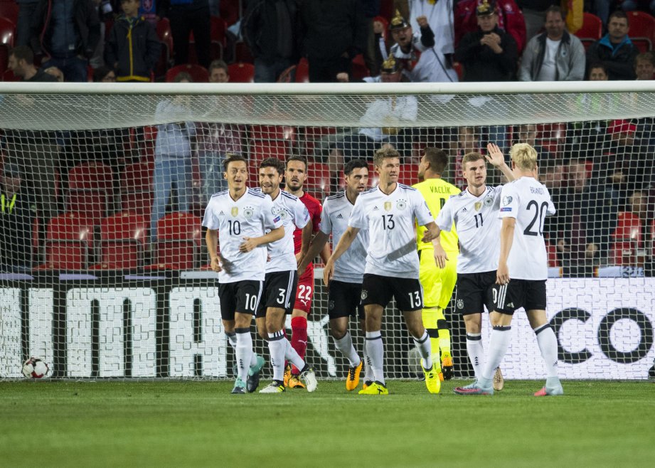PEMAIN Jerman meraikan kemenangan 6-0 ke atas Norway dalam aksi kelayakan Piala Dunia di Stuttgart. -Foto AFP