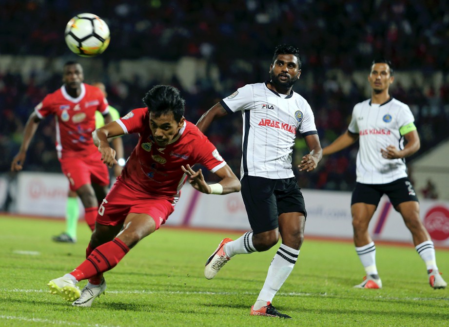 PEMAIN Sabah, Rahman Shah Marajeh (kiri) bersaing dengan pemain Pahang pada perlawanan Piala Malaysia di Stadium Likas. -Foto MALAI ROSMAH TUAH
