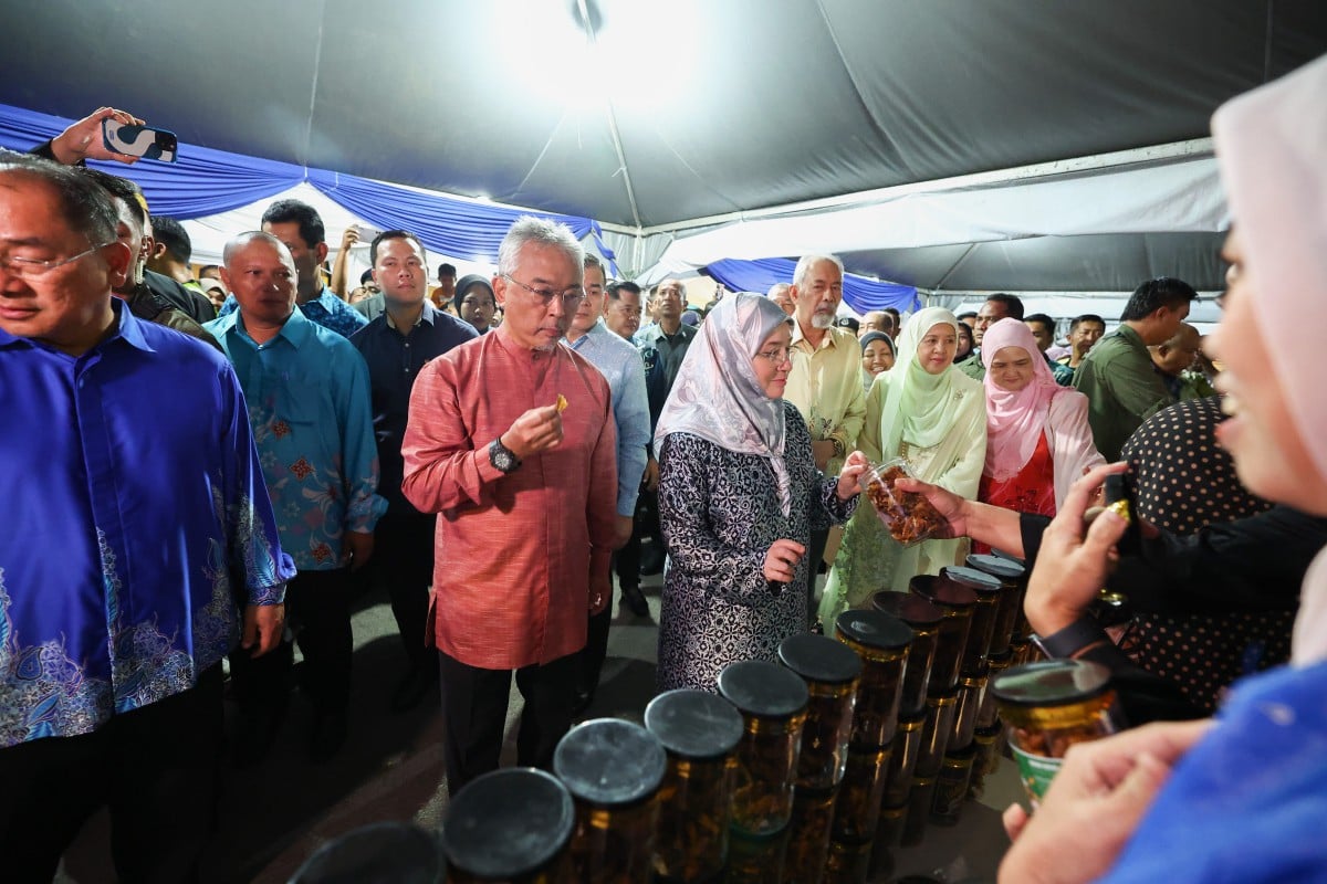 Al-Sultan Abdullah dan Tunku Azizah Aminah Maimunah Iskandariah berkenan mencuba rasa masakan pelbagai etnik yang dipamerkan sewaktu berangkat tiba untuk melancarkan Kembara Kenali Borneo di Dewan Masyarakat malam tadi. FOTO BERNAMA