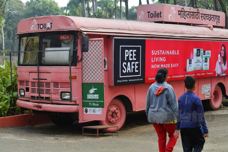BAS lama yang dijadikan tandas untuk wanita di India. FOTO AFP