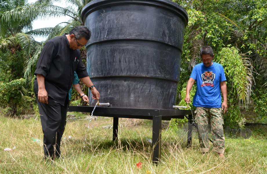 PUSAT agihan setempat SAMB di 132 lokasi seluruh Melaka menjadi tumpuan orang ramai mendapatkan air semasa catuan air dilaksanakan dari 29 Januari lalu hingga semalam. FOTO HASSAN OMAR