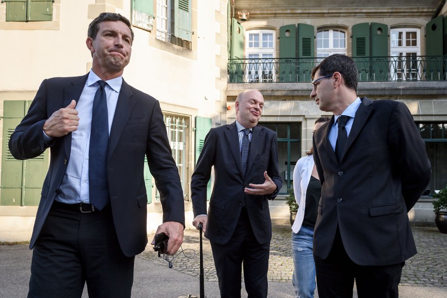 CEO AC Milan Marco Fassone (tengah) keluar daripada mahkamah CAS selepas mendapat pembatalan larangan daripada beraksi di pertandingan Eropah. -Foto AFP