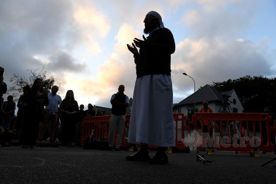 MUFTI Zeeyad Ravat membaca doa di depan Masjid Al Noor. -Foto AFP