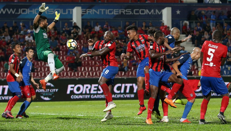 PEMAIN JDT, Mohd Afiq Fazail diasak penjaga gol Mifa, Mohd Muhaimin Mohamad pada perlawanan Unifi Piala Malaysia. -Foto MOHD AZREN JAMALUDIN