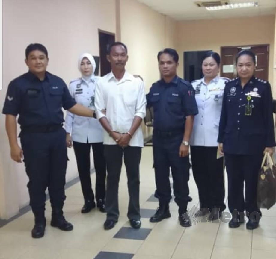 TERTUDUH (tiga dari kiri) dijatuhkan hukuman penjara lapan bulan dan denda RM2000 kerana memandu dibawah pengaruh alkohol. FOTO Abdul Rahemang Taiming.