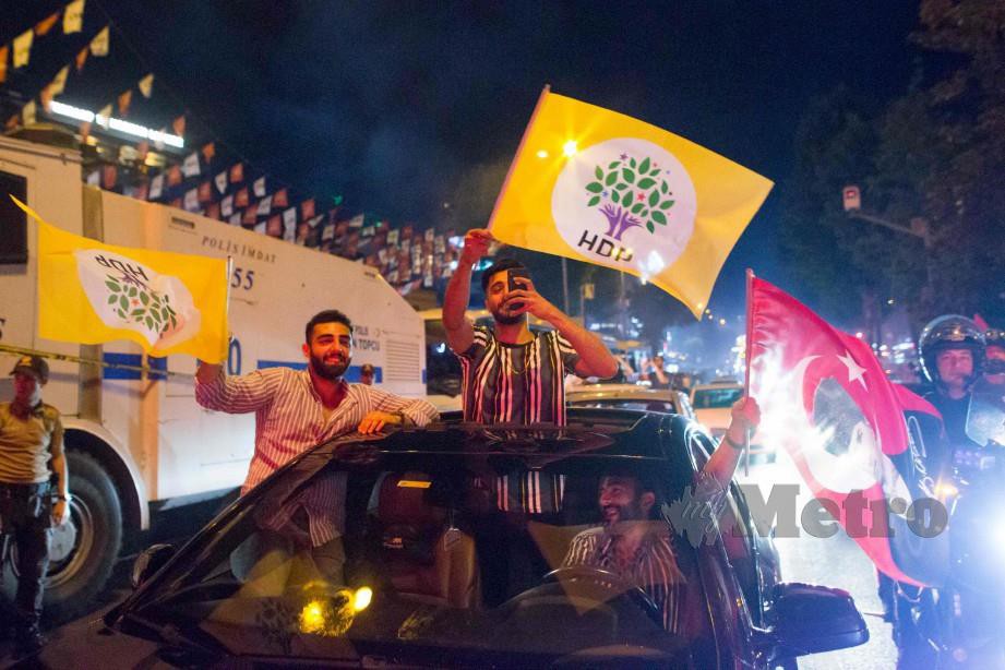 PENYOKONG pembangkang meraikan kemenangan Ekrem Imamoglu di jalanan Istanbul. -Foto AFP