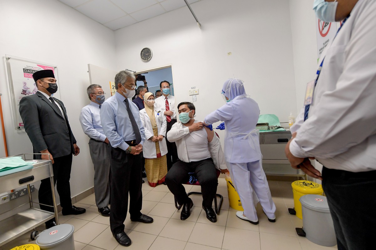 Al-Sultan Abdullah Ri'ayatuddin Al-Mustafa Billah Shah (tiga dari kiri) berkenan melihat sendiri prosedur penyuntikan vaksin kepada penerima ketika membuat lawatan ke Pusat Vaksinasi Klinik Kesihatan Kuala Lumpur. FOTO BERNAMA