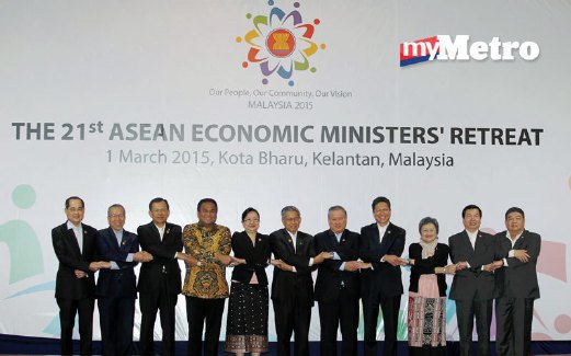 MUSTAPA Mohamed (tengah) bergambar bersama barisan Menteri-Menteri Ekonomi ASEAN di Hotel Renaissance Kota Bharu. 