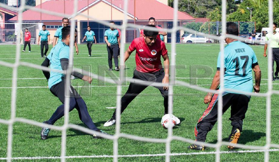 Syed Saddiq beraksi dalam perlawanan persahabatan sempena Majlis Perasmian Padang Bola Sepak Sintetik Sekolah Menengah Kebangsaan (SMK) Kadok. FOTO Syamsi Suhaimi