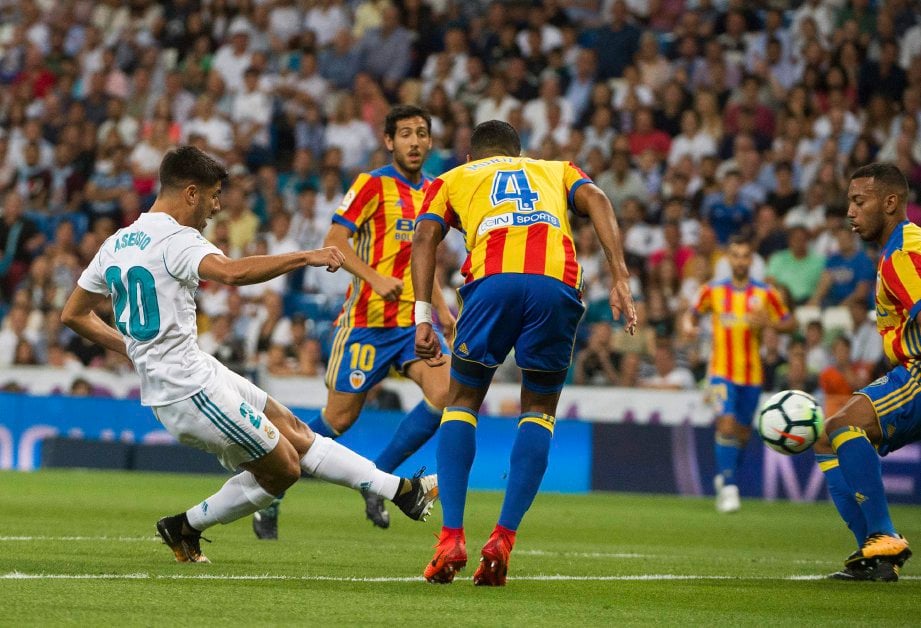 Asensio (kiri) jaring dua gol untuk elak kekalahan mengejut di tangan Valencia. -Foto AFP