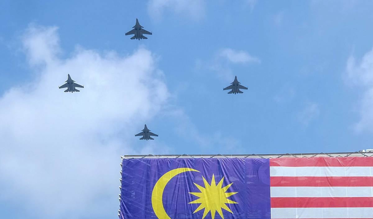 PESAWAT pejuang Sukhoi Su-30MKM milik TUDM melakukan penerbangan rendah melintasi ruang udara Putrajaya semasa sesi raptai sambutan Hari Kebangsaan 2023 di Dataran Putrajaya. FOTO BERNAMA
