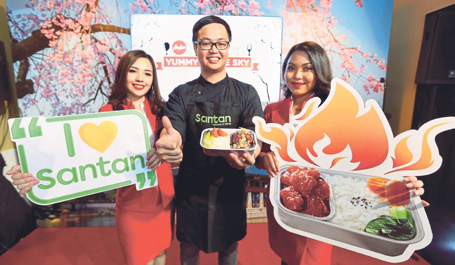 CEF Residen AirAsia, Cef Calvin Soo (tengah) memperkenalkan hidangan Siri Cef Selebriti terbaharu - Ayam Pedas Manis Cef Hong bersama kru kabin AirAsia. FOTO Saifullizan Tamadi