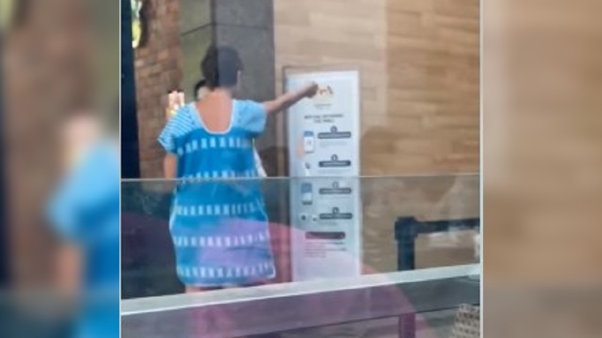 Gambar daripada rakaman video yang tular mengenai kejadian seorang wanita ditahan daripada masuk pusat beli-belah di Bangsar, Kuala Lumpur kerana tidak memakai pelitup muka. Foto Ihsan Pembaca 