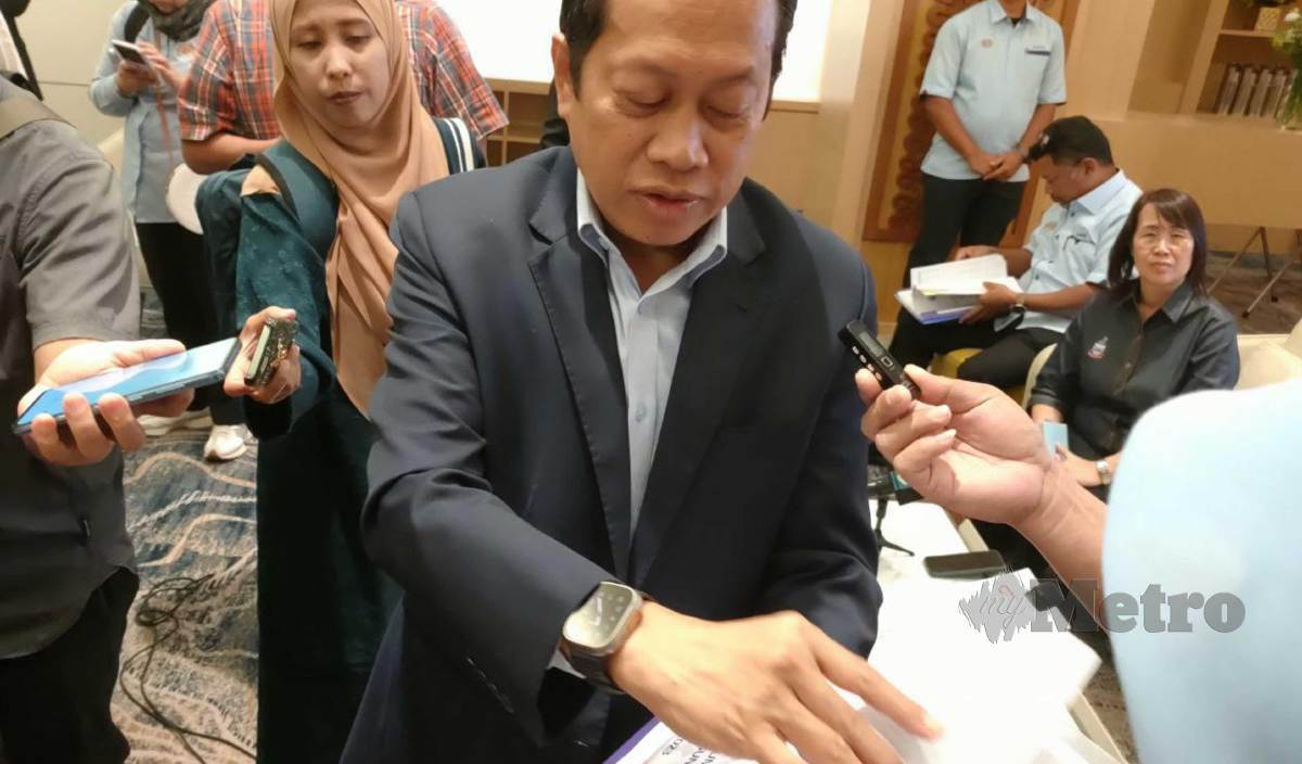 AHMAD Maslan menunjukkan statistik agihan peruntukan untuk Sabah tahun ini pada sidang media selepas menghadiri dialog Jelajah Belanjawan 2024 di Kota Kinabalu. FOTO Izwan Abdullah