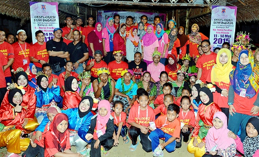 PESERTA program bergambar kenangan bersama masyarakat Orang Asli Kampung Redip.