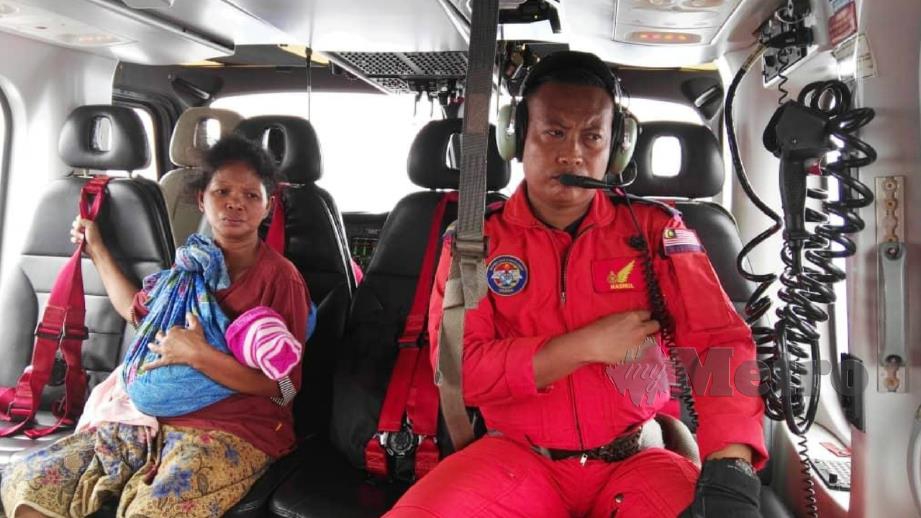 Julia bersama bayi lelakinya dibawa ke HGM dengan penerbangan ihsan helikopter JBPM. FOTO Ihsan JBPM.