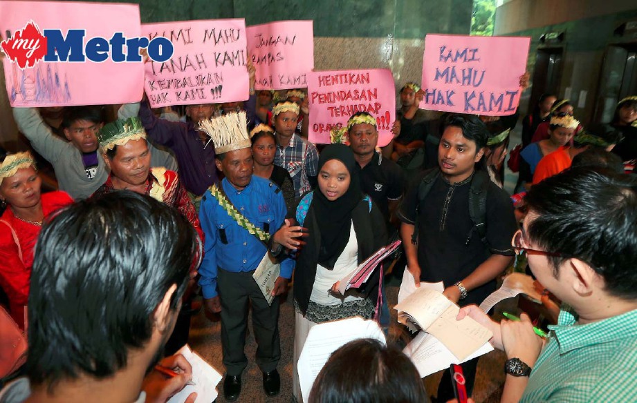 Penduduk Orang Asli Ledang bersama peguam mereka, Nurhannan Ishak (dua dari kanan) memfailkan saman terhadap pihak berkuasa kerajaan negeri yang cuba mengusir orang asal Ledang di Mahkamah Tinggi Johor Bahru. FOTO Hairul Anuar Rahim 