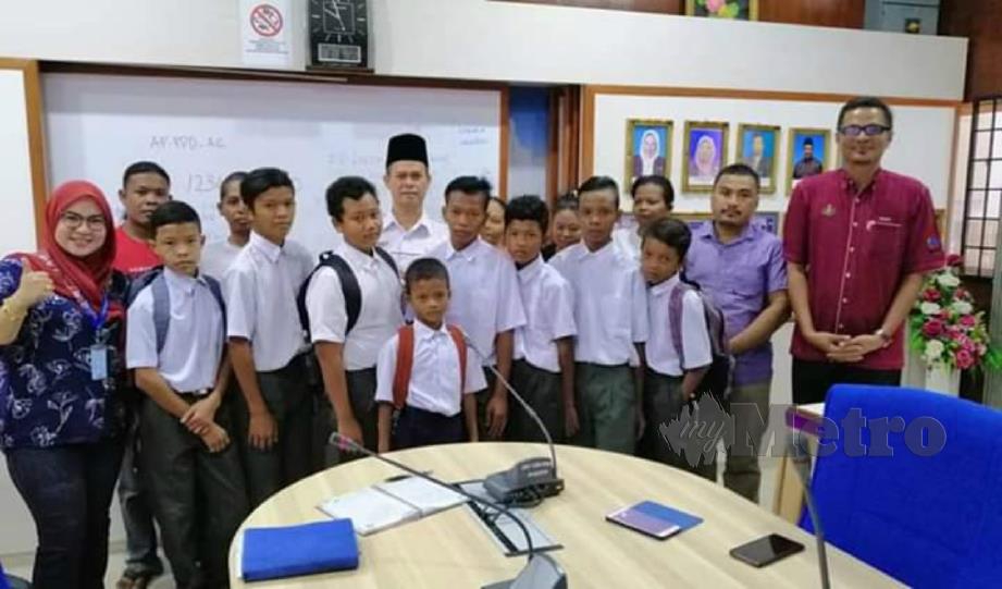 PELAJAR Orang Asli Kampung Bukit Payong, Alor Gajah kembali ke sekolah hasil usaha JAPERUN Taboh Naning. FOTO Hassan Omar.