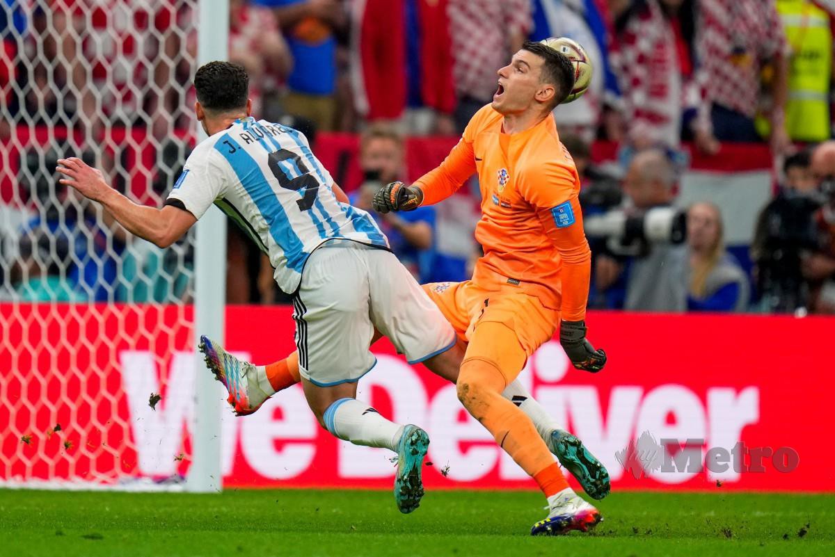 SITUASI yang menyaksikan Argentina dihadiahkan sepakan penalti selepas Alvarez bertembung dengan penjaga gol Croatia, Dominik Livakovic. FOTO AP