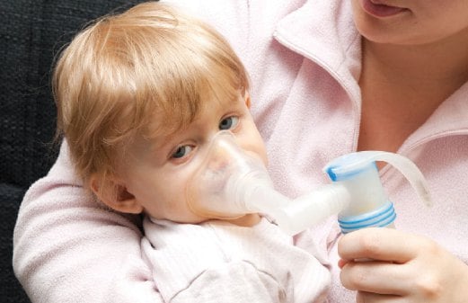 PESAKIT asma yang diserang sesak nafas akibat perubahan cuaca perlu mendapatkan bantuan oksigen untuk memulihkan pernafasannya.