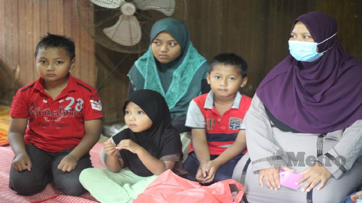 NORIAH Ismail, 36, bersama empat anaknya ketika ditemui di  Kampung Bechah Keranji, Melor. FOTO Nor Amalina Alias. 