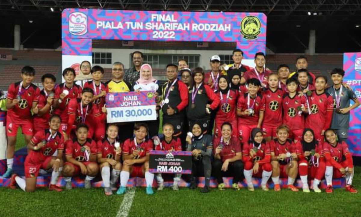 SKUAD bola sepak wanita Negeri Sembilan muncul naib juara kejuaraan Piala Tun Sharifah Rodziah 2022 selepas tewas tipis 0-1 kepada Melaka. FOTO FAM 