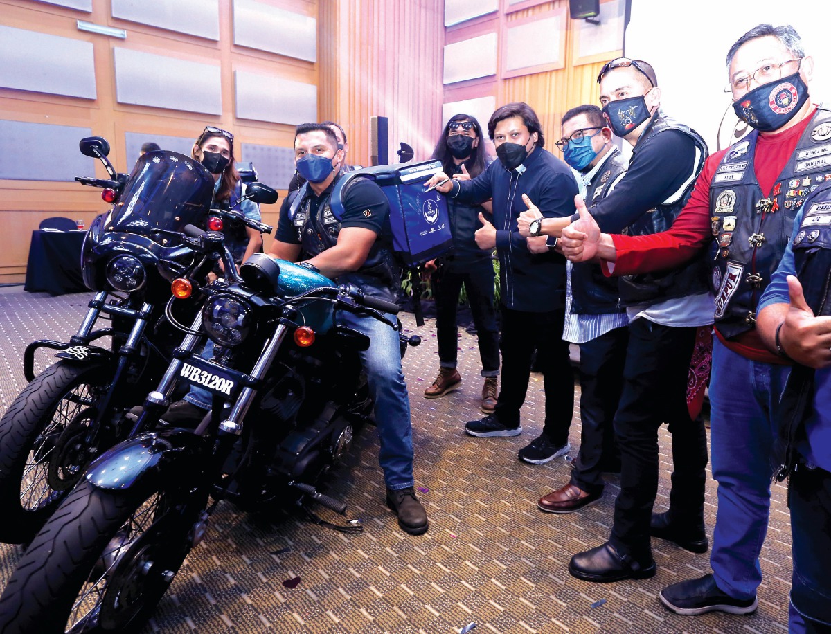 NAMANZEE Harris melancarkan skuad bubur lambuk TV AlHijrah yang bakal menjelajah sekitar Kuala Lumpur dengan menggunakan motosikal berkuasa tinggi.