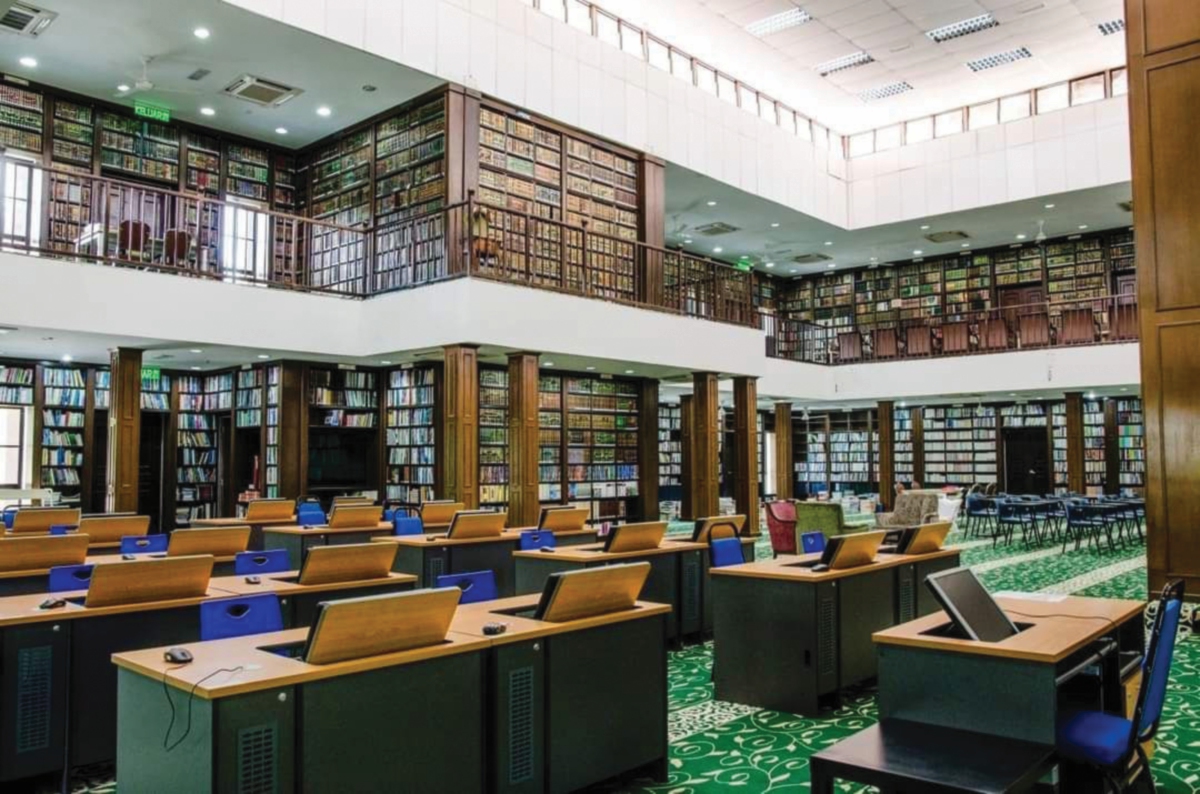 PERPUSTAKAAN di STIAS yg menghimpunkan pelbagai jenis bahan bacaan mencecah 40,000 kitab agama, buku akademik dan lain-lain dalam bahasa Melayu, Inggeris dan Arab