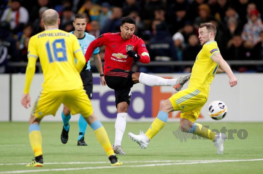 LINGARD (tengah) menjaringkan gol pembukaan United menentang Astana. — FOTO Reuters