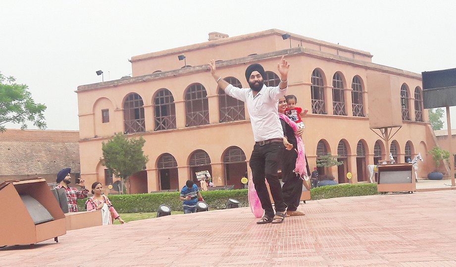 SEPETANG di Gobindgarh Fort menyaksikan pelbagai gelagat pengunjung termasuk menari dan bersantai di pentas khas.