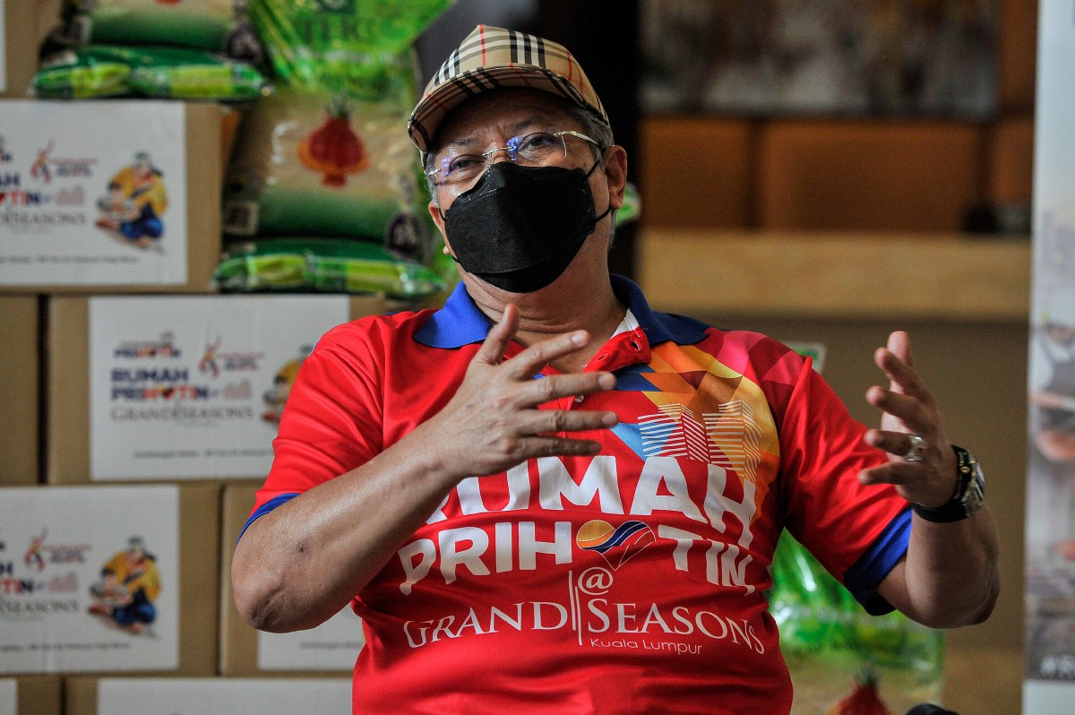 Annuar Musa ketika sidang media pada Program Penyerahan Bantuan Makanan kepada Golongan Memerlukan @ Rumah Prihatin di Grand Season, Jalan Pahang hari ini. FOTO BERNAMA