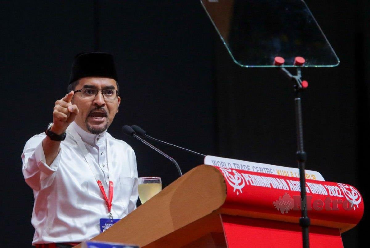 ASYRAF Wajdi menyampaikan ucapan pada Persidangan Sayap Pemuda Umno. FOTO Asyraf Hamzah