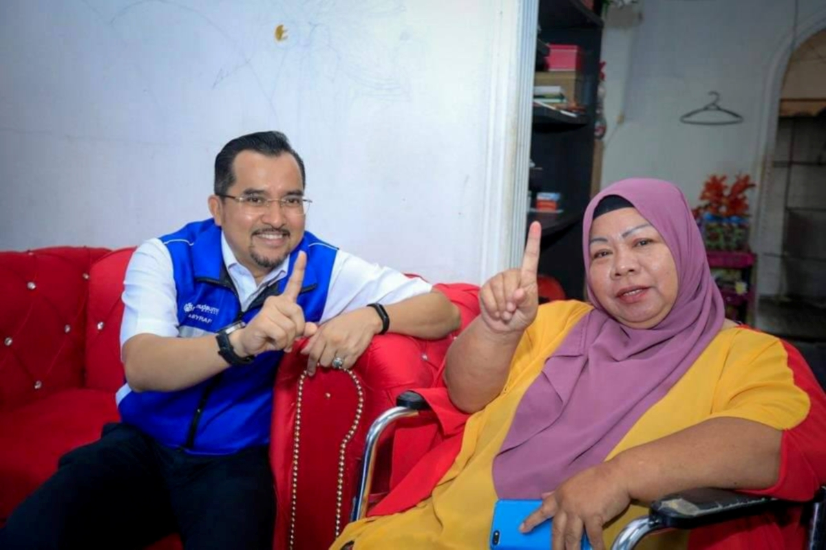 DR Asyraf Wajdi meluangkan masa bertemu dengan masyarakat Felda di Felda Nenering, Gerik, Perak. FOTO Ihsan pembaca